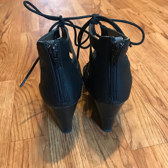 Peep Toe Lace Up Wedges  Size 6 Black 💕 - Picture 5 of 8